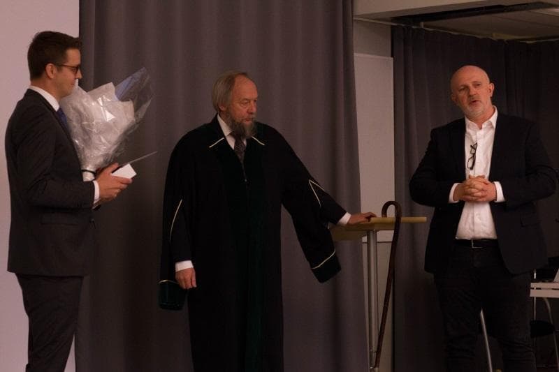 Evju (left) is pictured shortly after his defense was declared successful, with the Dean representing the University of Oslo (middle) and Professor Are Magnus Bruaset, Head of the Simula School of Research and Innovation (right).